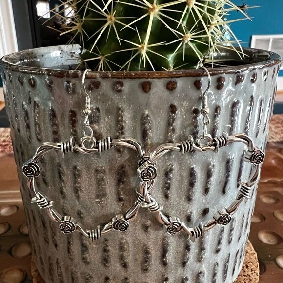 Gothic Heart Earrings w/Barbed Wire and Rose Detail NWOT - Picture 3 of 5